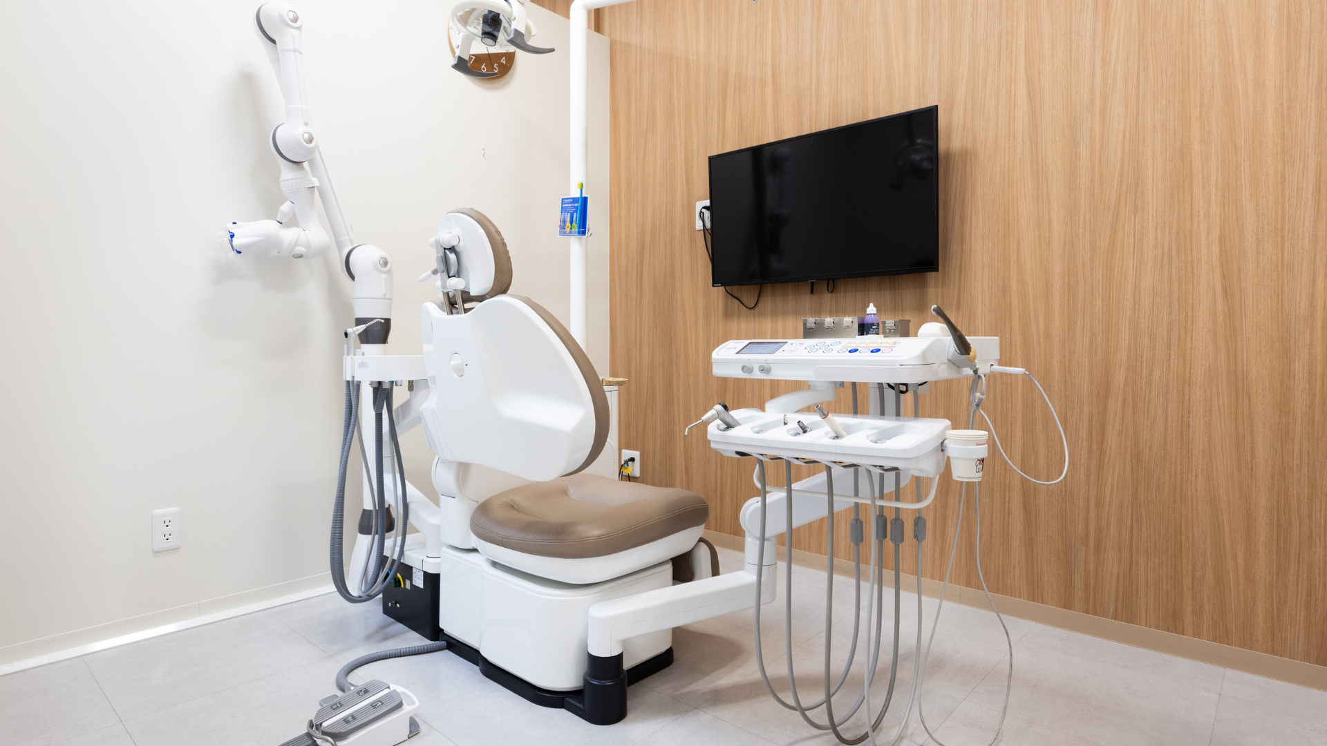 グロースデンタル新代田の治療室 - 清潔で現代的な歯科ユニット